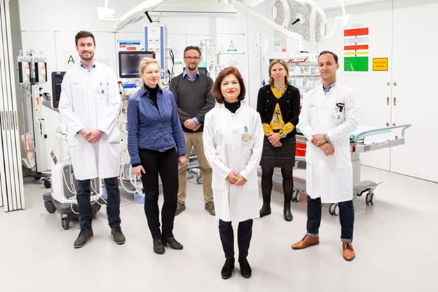 Group photo of UKD IntelliLung Team in a operation room